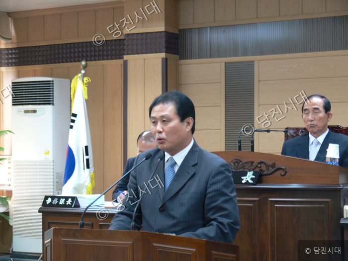 당진군 의회 본회의장에서 한 의원이 군정 질문을 하고 있다.