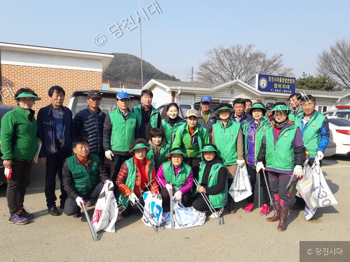 당진시자율방범연합대원들이 정미지대 앞에서 환경정화 봉사활동을 하고 있다.