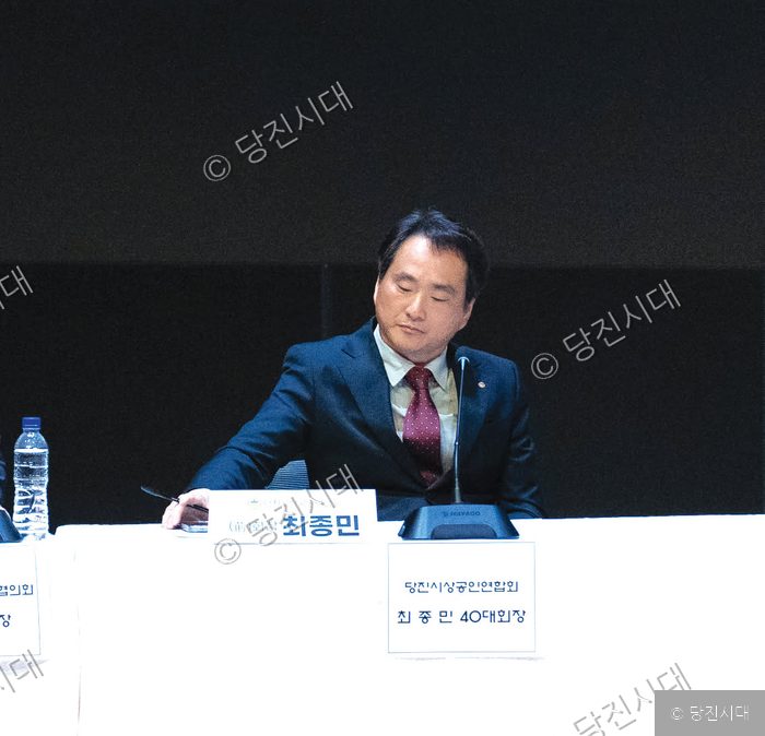토론회 테이블에 앉아 있는 최종민 전 회장의 모습이다.