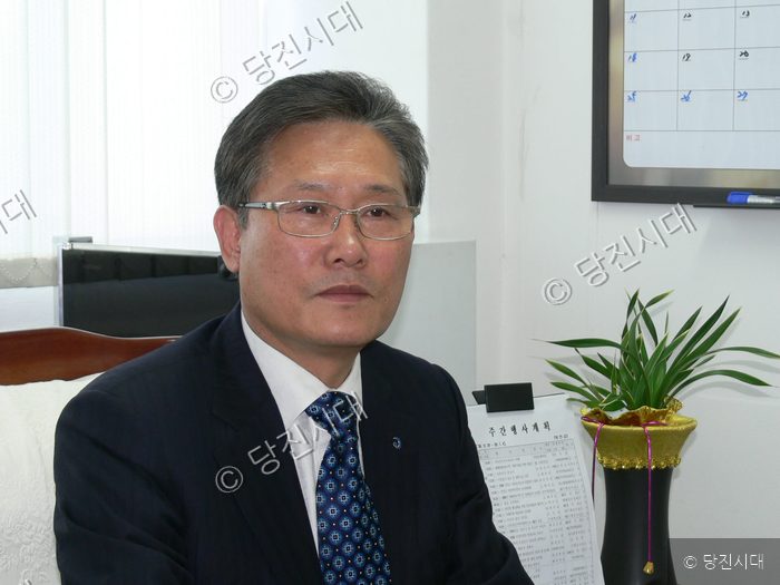 김동윤 국민건강보험공단 당진지사 지사장이 집무실에서 인터뷰에 응하고 있다.