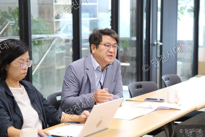 어기구 국회의원 등이 회의 테이블에 앉아 좌담회를 진행하고 있다.