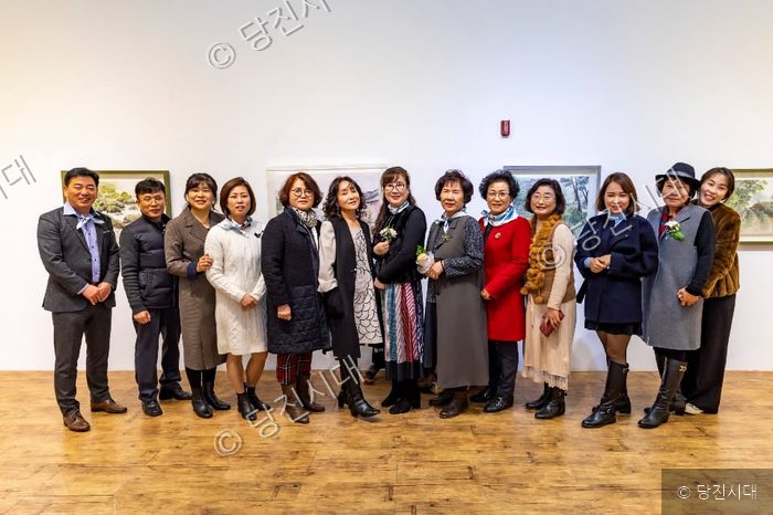 출연진들이 열두 번째 먹그림 사랑전 기념촬영을 하고 있다.