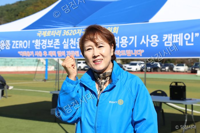 박순천 당진지역대표가 푸른색 점퍼 차림으로 주먹을 쥐고 파이팅 포즈를 취하고 있다.