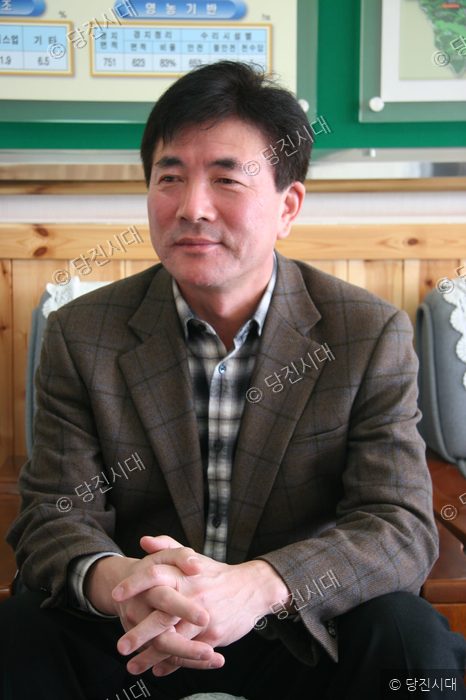 면천면장이 의자에 앉아 인터뷰를 하고 있다.