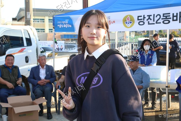 당진2동 어울림마을축제 현장에서 한 청소년이 브이 포즈를 취하고 있다.