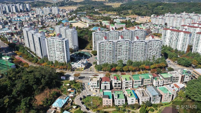 충남 당진시 당진3동 원당5통의 주거지와 아파트 단지 전경이 보인다.