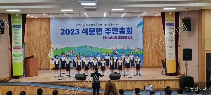 어린이 합창단이 무대 위에서 노래를 부르고 있다.
