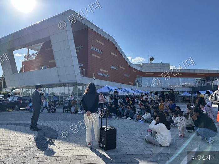 강영규 관장 등이 송악사회복지관 앞마당에서 열린 마을축제를 즐기고 있다.