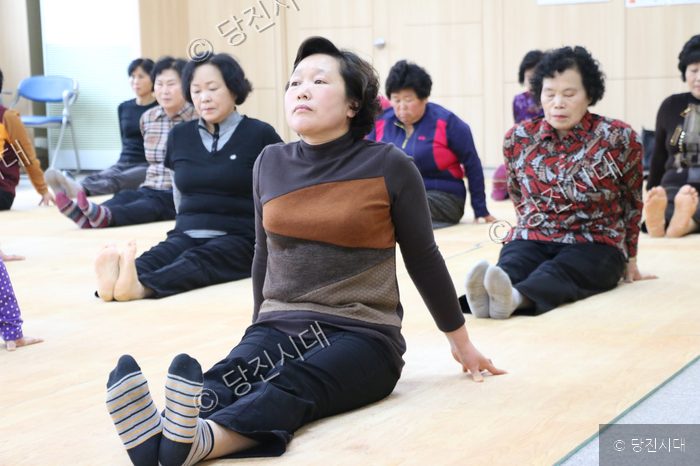 주민들이 순성농협에서 요가 프로그램에 참여하고 있다.