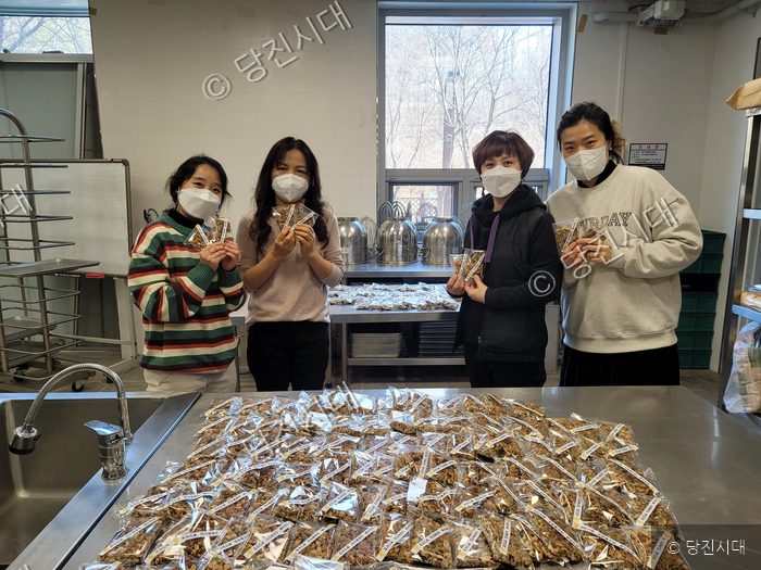 자원봉사자들이 수제 에너지바를 만들어 들어 보이고 있다.