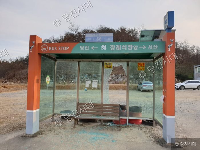 당진의 한 버스정류장 유리창이 파손된 채 방치되어 있다.