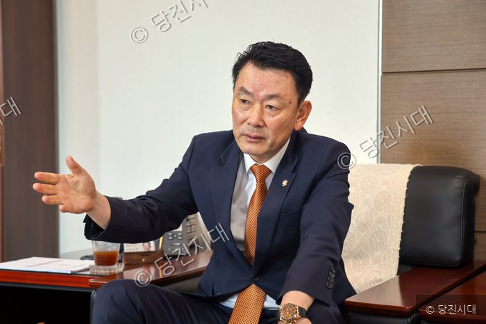 김선호 당진시의회 전반기 의장이 손짓하며 인터뷰하고 있다.