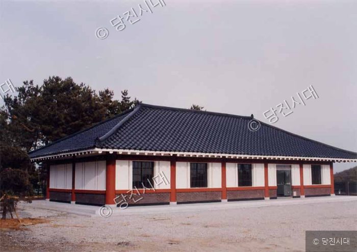 기와 지붕을 올린 전통 양식의 건물이 세워져 있다.