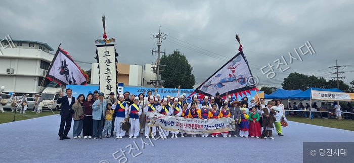 고산초등학교 이인화 교장 등이 풍물놀이 대회에서 대상을 수상한 후 기념촬영을 하고 있다.