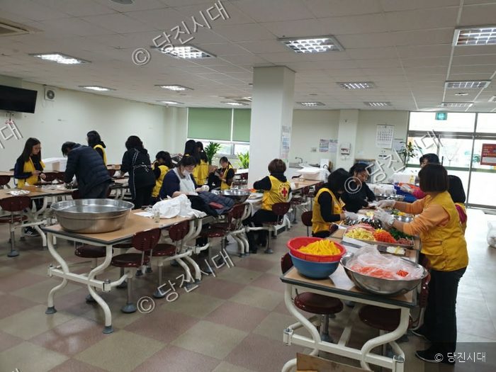 봉사자들이 실내에서 음식을 준비하고 있다.