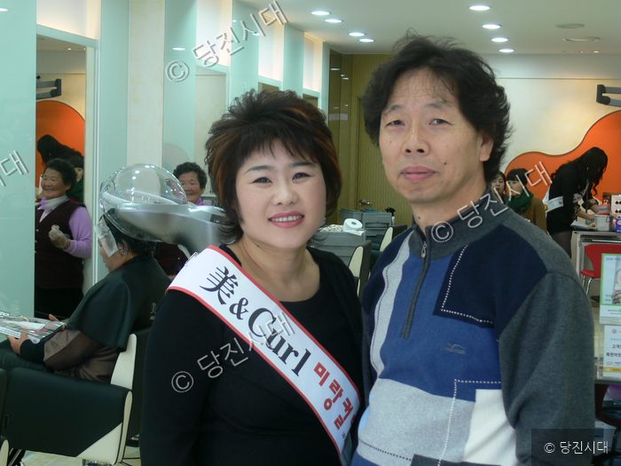 미랑컬 당진점 원장들이 미용실 내부에서 기념 촬영을 하고 있다.