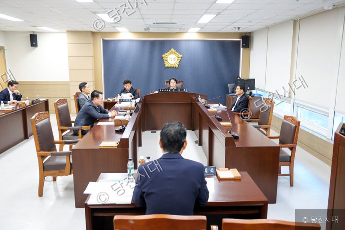 의회 회의실에서 의원들이 회의를 진행하고 있다.