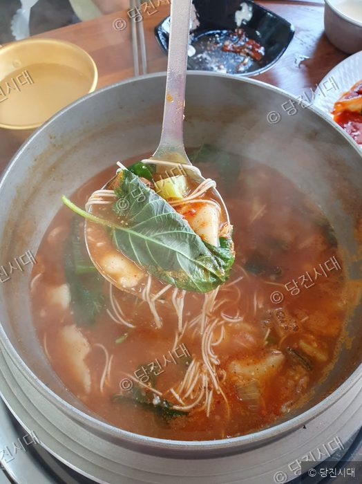당진의 한 식당에서 끓고 있는 얼큰한 추어매운탕을 국자로 떠 올리고 있다.