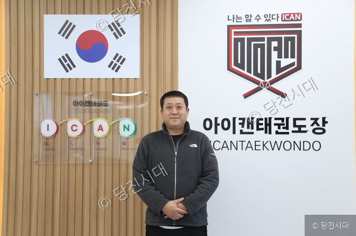 김대권 관장이 아이캔태권도장 실내에서 포즈를 취하고 있다.