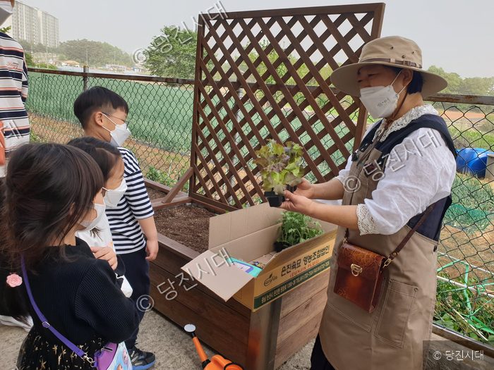 강사가 농업기술센터에서 아이들에게 채소 식재 교육을 하고 있다.