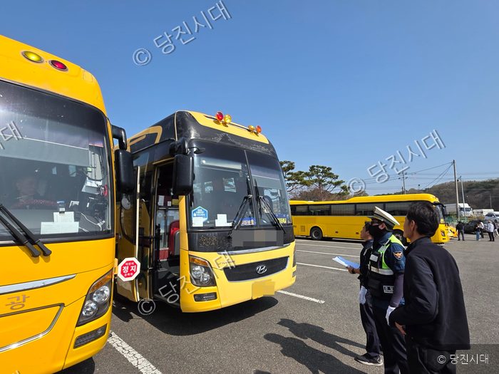 경찰과 관계자들이 어린이통학버스 합동 안전점검을 하고 있다.
