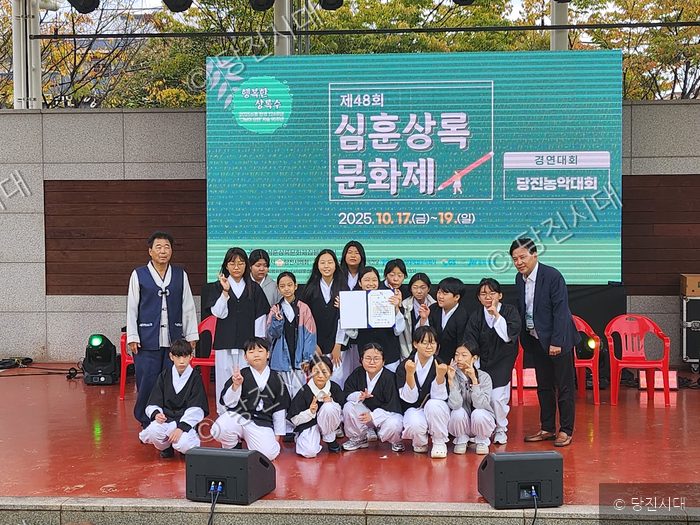신평초등학교 사물놀이부 송미경 교장 등이 축제 경연대회에서 상장을 들고 기념 촬영을 하고 있다.