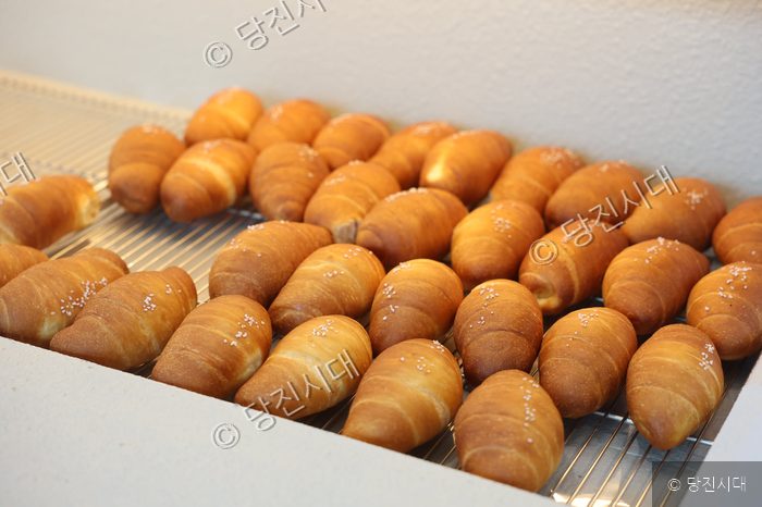 밀화당 베이커리 카페에서 당일 생산한 빵들이 진열되어 있다.