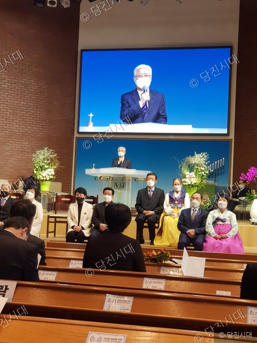 교회에서 장로 안수 및 은퇴 예식이 진행되고 있다.