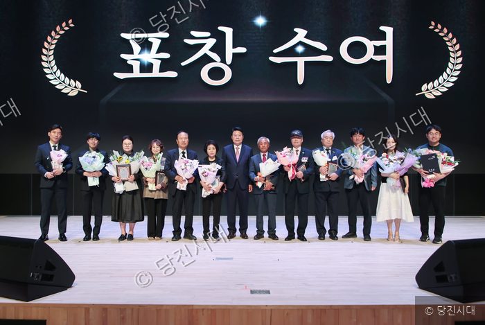 세계 헌혈자의 날을 맞아 유공자들이 표창을 받고 기념 촬영을 하고 있다.