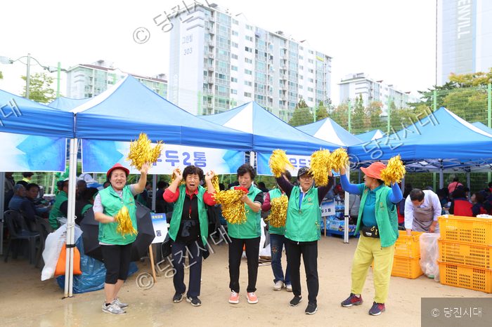 원당2통 오성환 시장 등이 마을 체육대회에서 응원도구를 흔들며 응원하고 있다.
