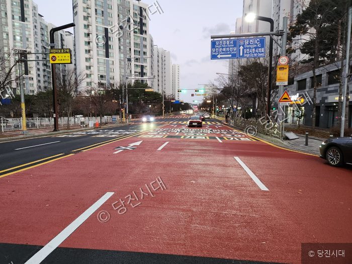 당진시 시곡동의 어린이보호구역이 지정된 도로 모습이다.