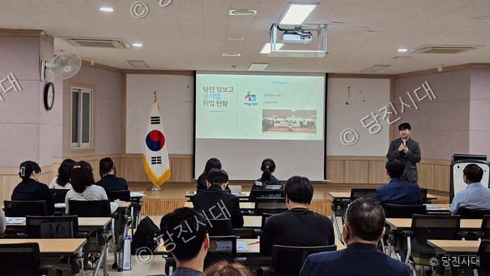 강당에서 학교 입학설명회가 열리고 있다.