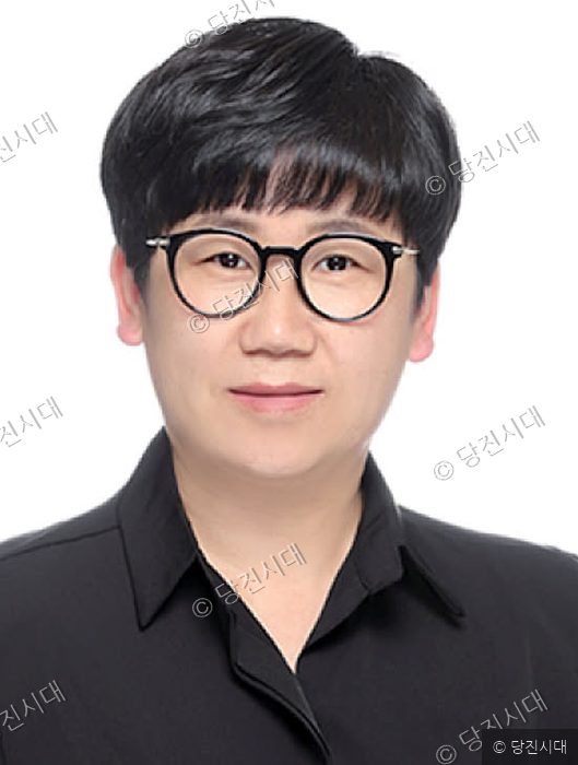 박수규 전 신성대 겸임교수가 증명사진용 포즈로 정면을 응시하고 있다.