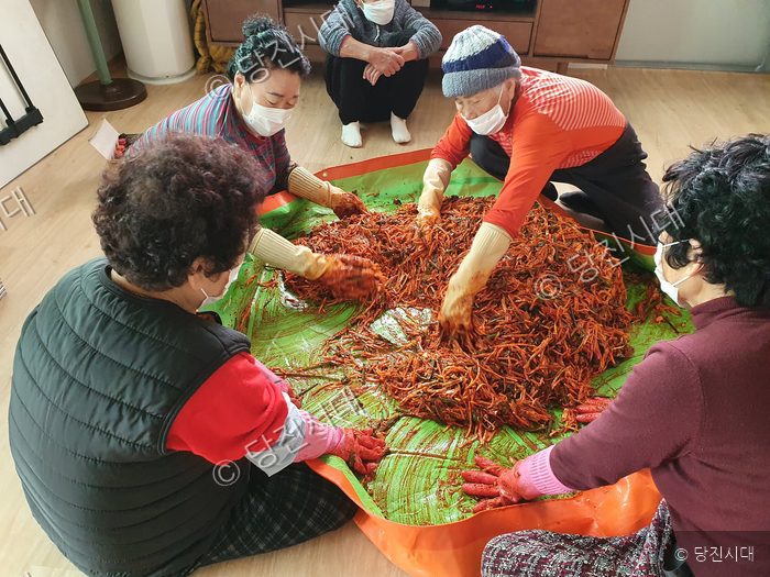 지역 주민들이 모여 이웃에게 나눌 김장 김치를 담그고 있다.