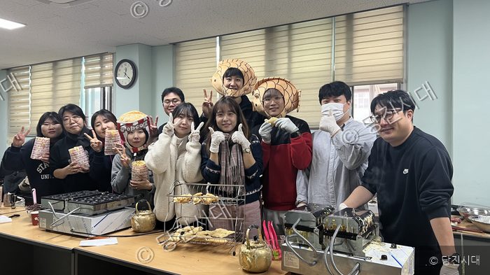 당진고등학교 학생들이 붕어빵을 만들어 이웃사랑을 나누고 있다.