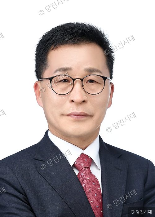 전영옥 당진시의원이 단정한 정장 차림으로 정면을 응시하고 있다.