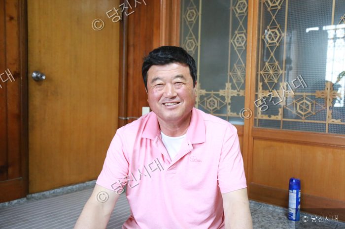목련꽃 하얗게 흐드러지던 날 아내와 약혼 — 사진 1