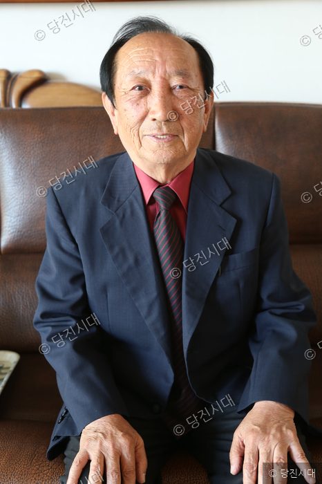 "빛바랜 흑백사진 속 추억"