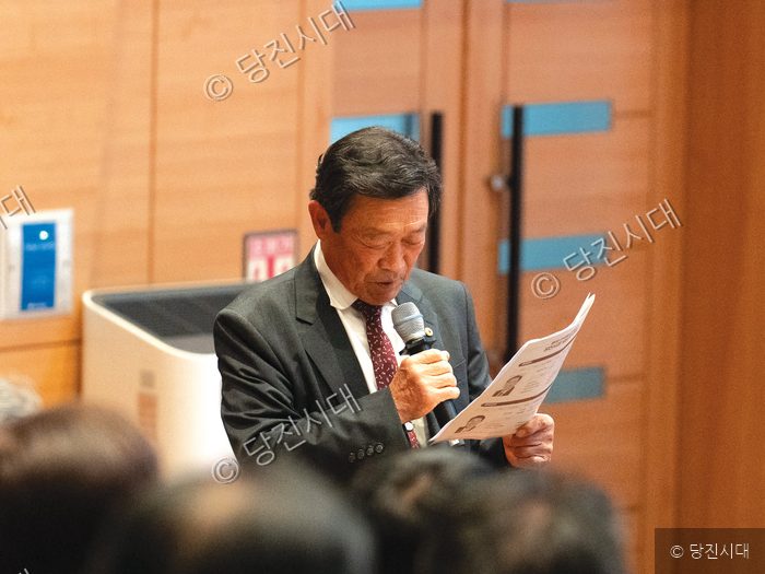 장석순 씨가 마이크를 들고 서류를 보며 발언하고 있다.