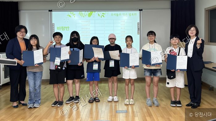 창작교실에 참여한 학생들이 발표회를 마치고 상장을 들고 기념 촬영을 하고 있다.