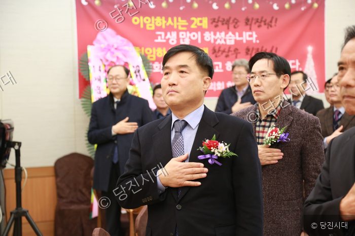 한상우 회장이 행사에 참석해 가슴에 손을 얹고 있다.