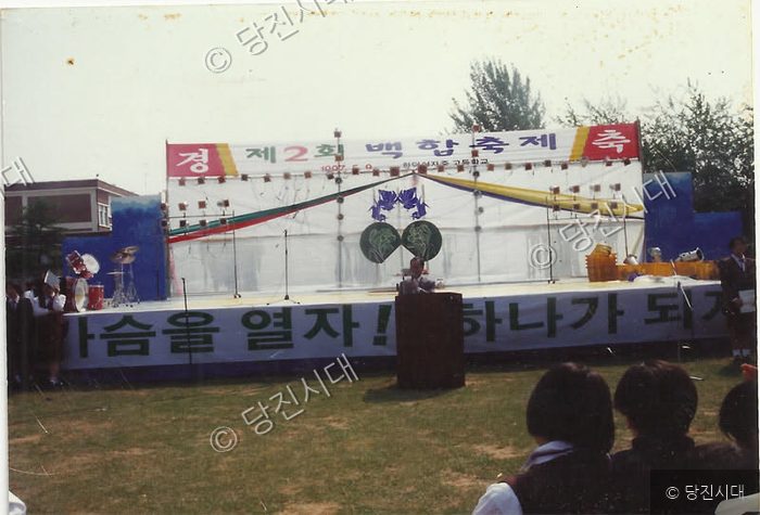 야외 무대에서 학교 축제 행사가 열리고 있다.