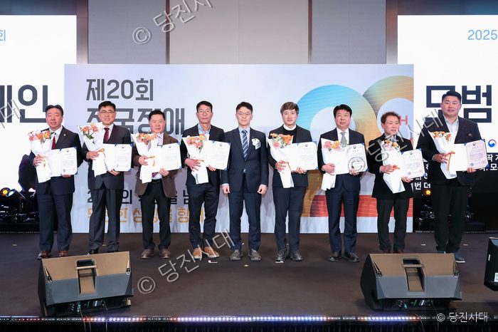 장애경제인들이 장관표창을 수상하고 기념 촬영을 하고 있다.