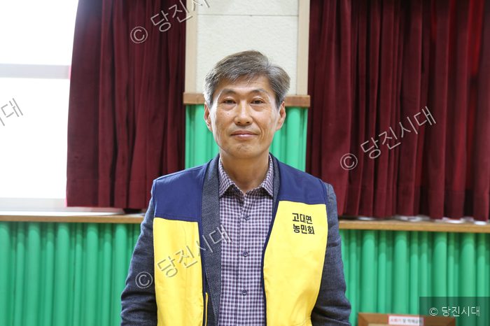 고대면 농민회 회장이 실내에서 카메라를 바라보며 서 있다.