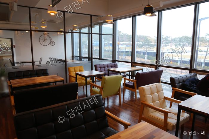 수청동의 한 카페 내부 모습이 보인다.