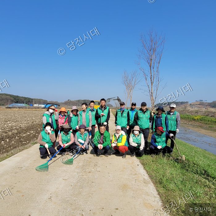 새마을지도자들이 당진시 송산면에서 환경정화 활동을 펼치고 있다.