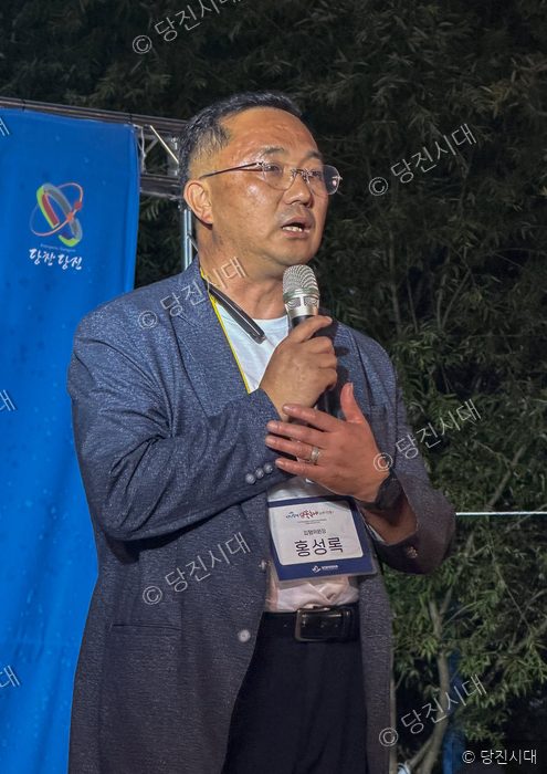 김기재 시장이 마이크를 잡고 발언하고 있다.