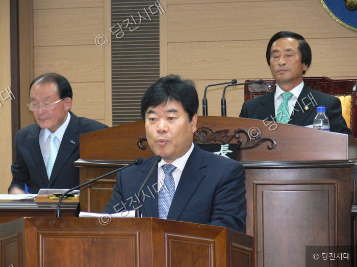의사 발언대에서 윤수일 의원이 군정질문을 하고 있다.