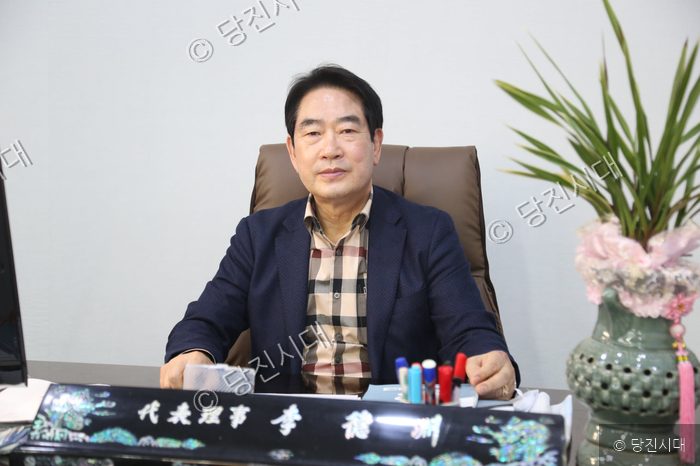 사무실 책상에 앉아 있는 남성의 모습