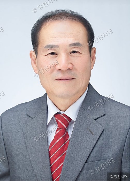 정한영 씨가 정면을 바라보며 미소 짓고 있다.
